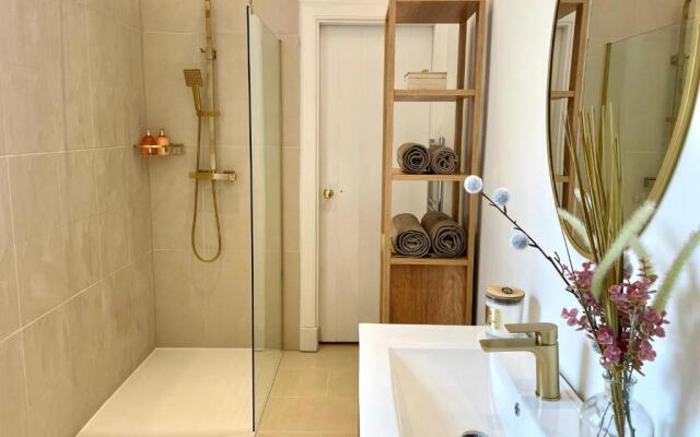 Stylish & Chic Central Apartment with Hot Tub