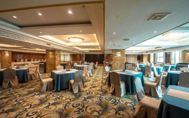 Ramada by Wyndham Encore Kaili West