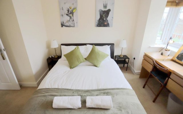 EasyTravel Luxury NEC/Airport 3 beds House