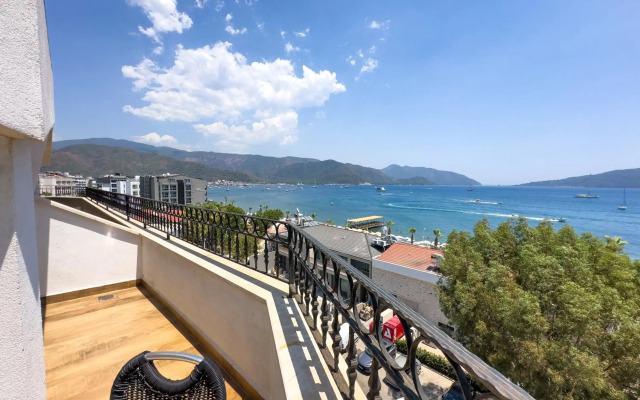 Aurasia SeaSide Hotel