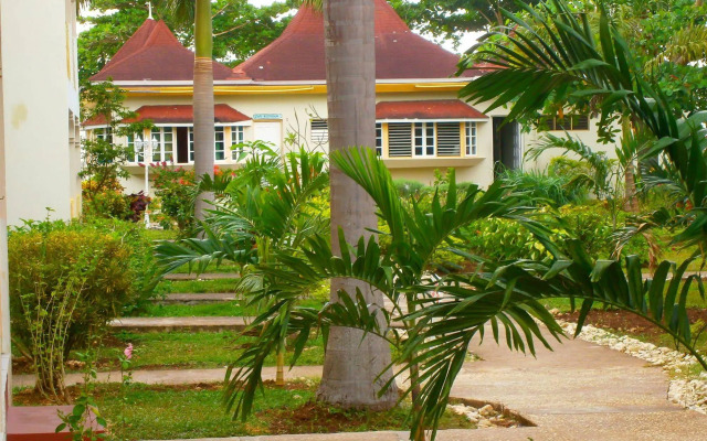 Coral Seas Beach Resort