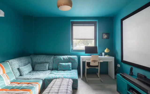 Stylish 2BD With Views of the River Lea