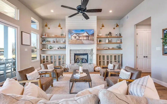 Lakefront Granbury Retreat w/ Patio & Fire Pit