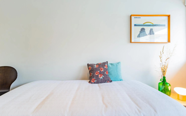 UNIQUE Modernist Duplex apartment & PARKING