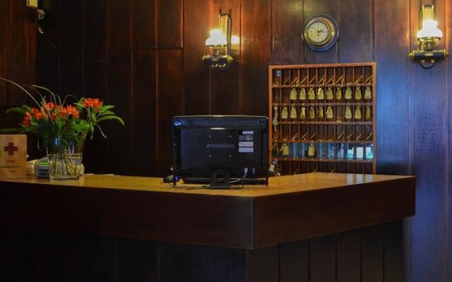 El Velero Hotel
