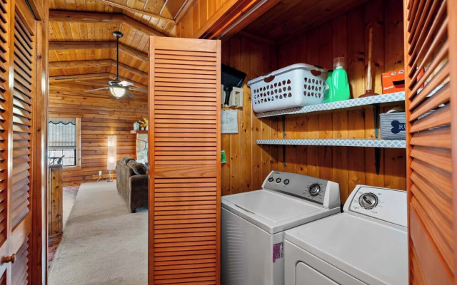 Lakefront Cabin + Guest House Near Granbury Square