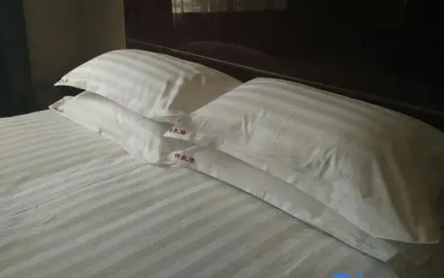 Ruiquanju Business Hotel (Qiqihar First Hospital Longsha Park Branch)