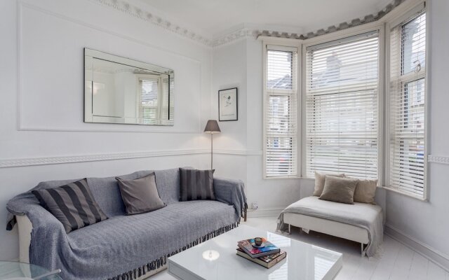 Stylish Manor Park Nest - AWX
