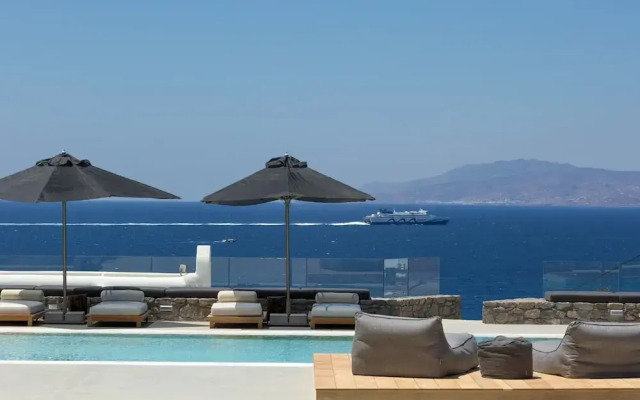 Villa With Resort Style Pool