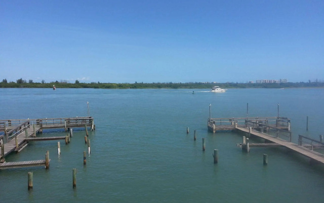 Dockside Inn & Resort