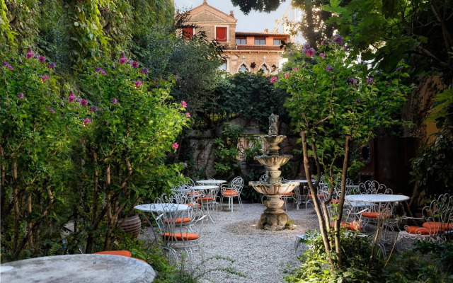 Hotel Flora