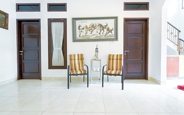 OYO Life 3451 Kost Shavero