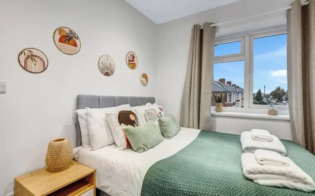 Spacious 4 Bedroom 4 Bath-free Parking Great Links