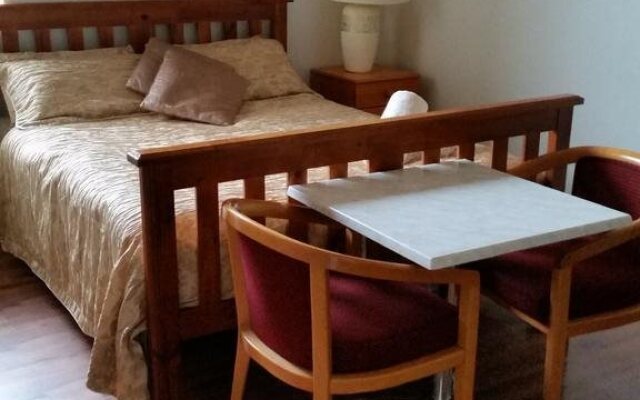 Willow Court Motel