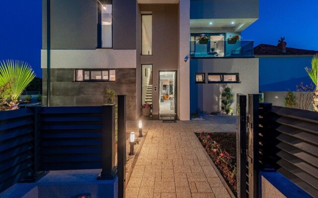 Ren-lux With Heated Pool - H