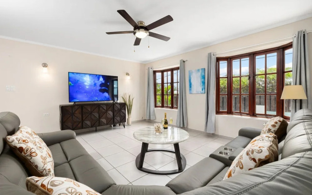 Sleeps 12 Spacious Private Pool Great Location