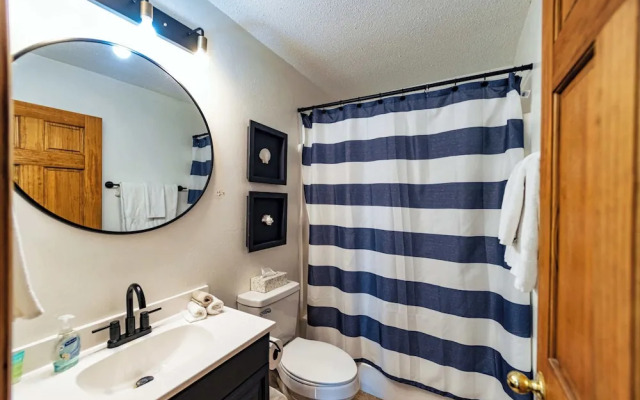 Redbud Retreat Amenity-filled Waterfront Home!