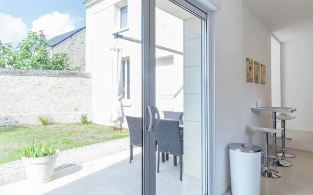 Luxury Holiday Home With Lawn in Beaumont-en-véron Near Chinon