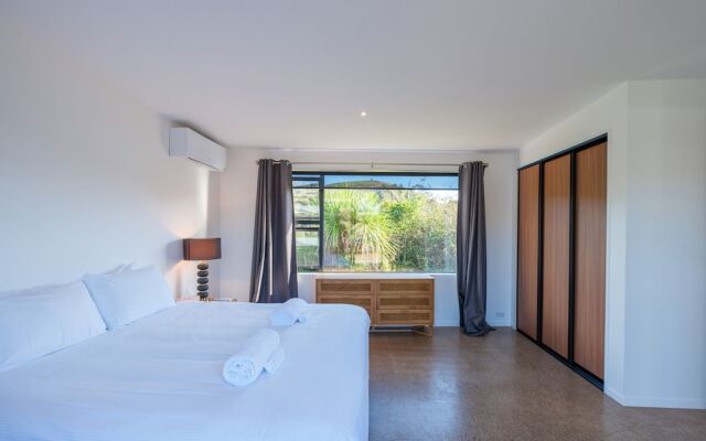 Wharetana Bay Villa with beach walkway