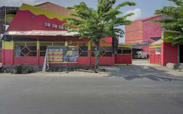 Sukomanunggal Inn by OYO Rooms