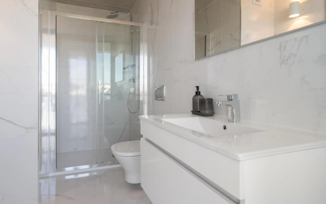 Luxurious Impressive Apartment - Balcony and Pool