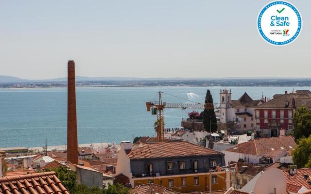 Alfama Amazing Scenic River and City View Charming apartment With 2 bedrooms and AC 19th Century Building