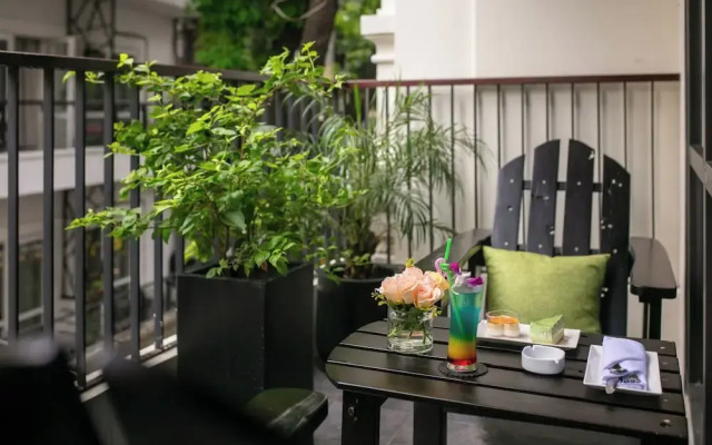 Le Premier Hotel & Rooftop Bar