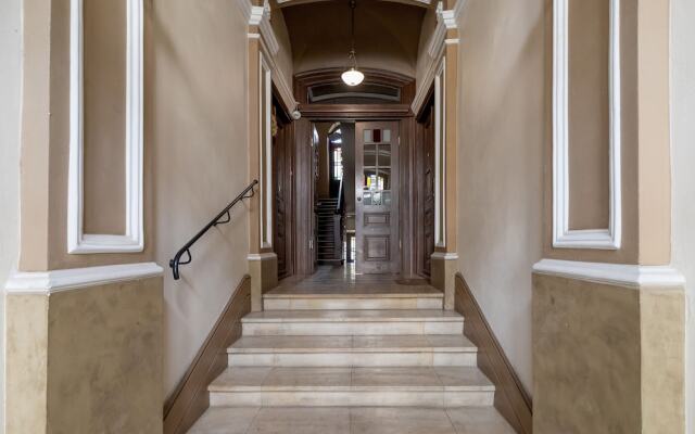 Modern Studio Kantor by Renters