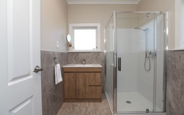 Luxury 5 Brm Oasis in Temple View