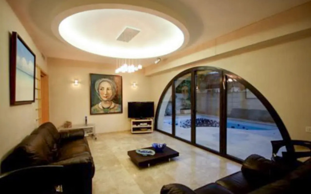 David Village with Pool & Patio