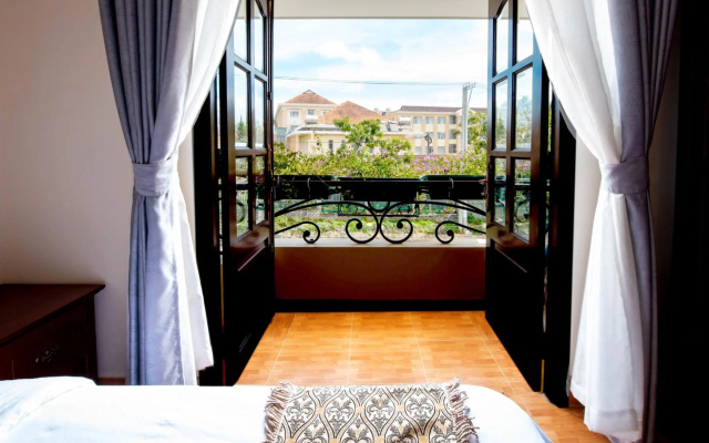 Le Petit Paris Hotel – Guest Rooms – Da Lat