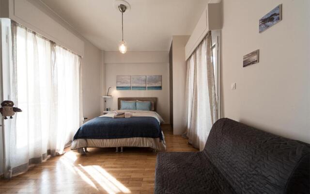 EL GRECO bright, airy penthouse in trendy Petralona