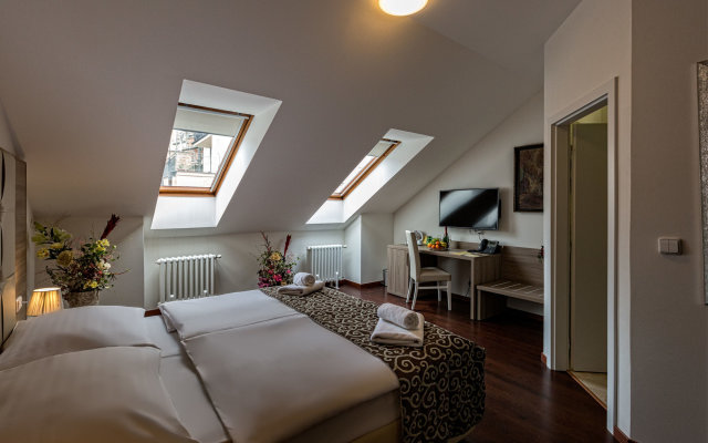 Old Town Residence by Little King