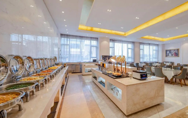 Vienna International Hotel Qishi Center Branch in Dongguan, Guangdong.