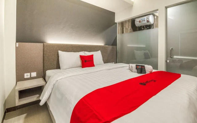 RedDoorz Plus near Akademi Kepolisian Semarang 3 – Guest Rooms – Semarang