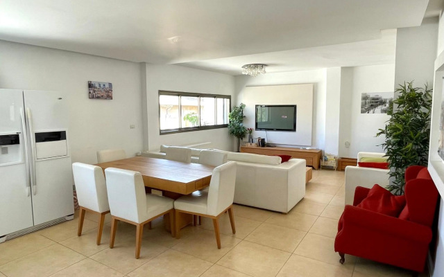 Beautiful 2-bedroom condo in the heart of Tel Aviv