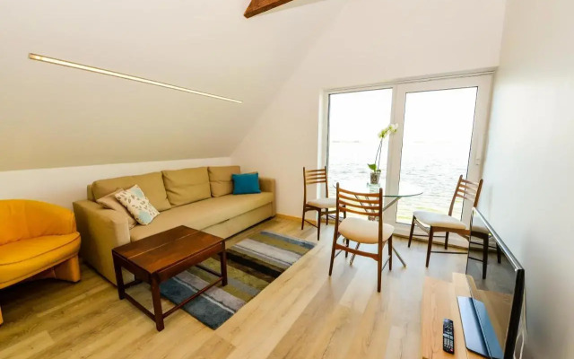 Vivaldi Lake House