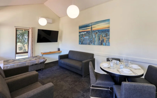 Executive Hideaway Motel