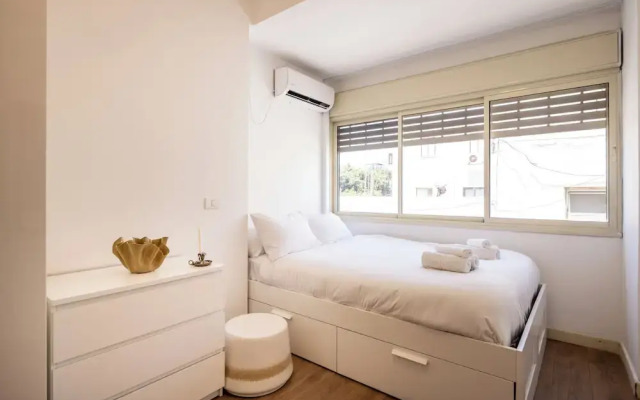 Heart of TLV Elegant Home by Sea N' Rent