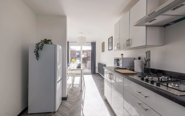 Modern 3 Bed House-free Parking