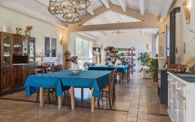 Farmhouse in Noto With Pool and Garden