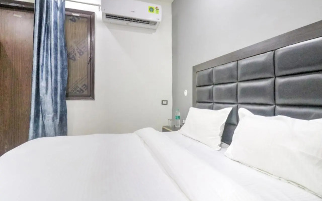 Collection O 79356 Mahavir Enclave