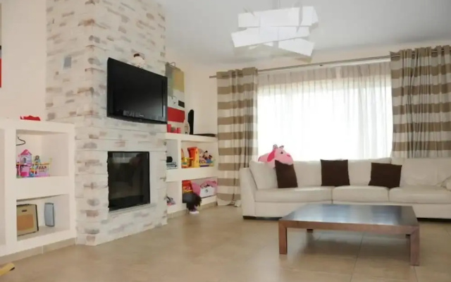 Luxurious 6 Bedroom Villa In a Great Location