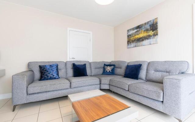 Modern Three Bedroom Home in Gloucester with Hot Tub