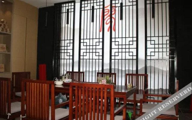 Shuangjiang Platinum Hotel(双江铂金酒店)