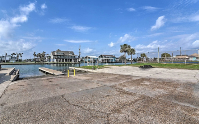 Walk to Beach: Family-friendly Galveston Home!