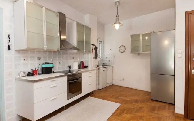 Modern 2 Bd Kipseli Hideaway Patio Apt