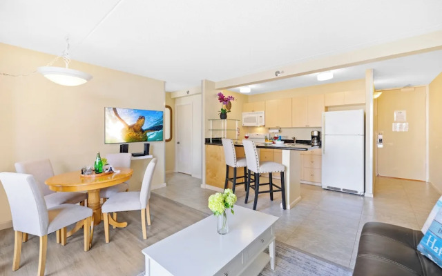 Waikiki Sunset Close to Beach with Parking