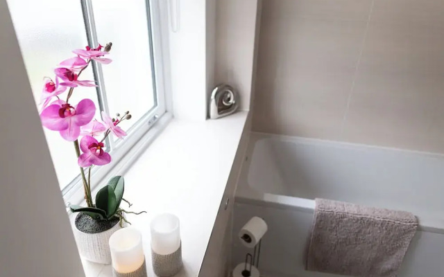 Stunning 2 BD with Patio & Free Parking