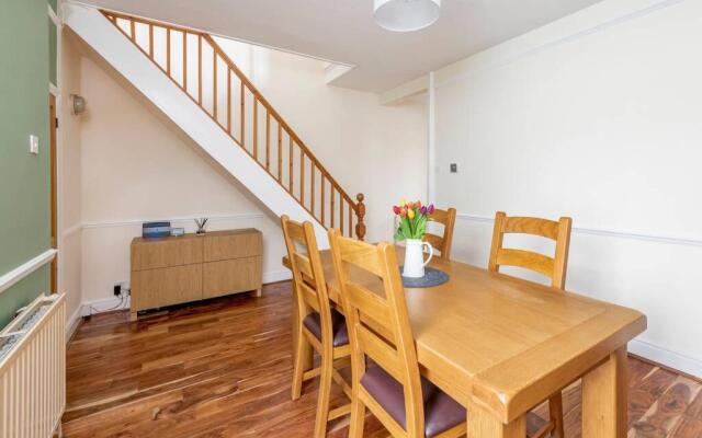 Spacious House - 2 Double Rooms - Street Parking - Garden